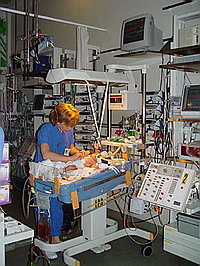 Отделение врожденных пороков сердца - новорожденный ребёнок в отделении интенсивной терапии в первый день после коррекции транспозиции магистральных сосудов